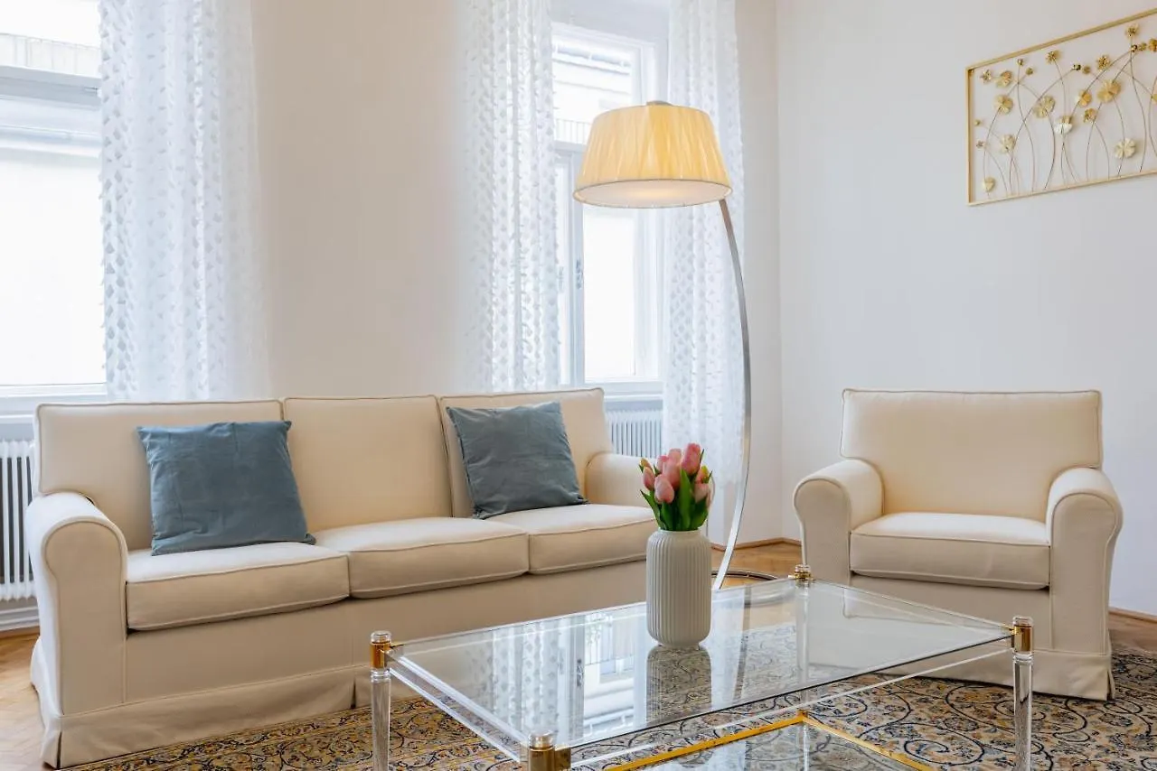 120 M2 4-Rooms Apartment In A City Center Wien 0*,  Österrike
