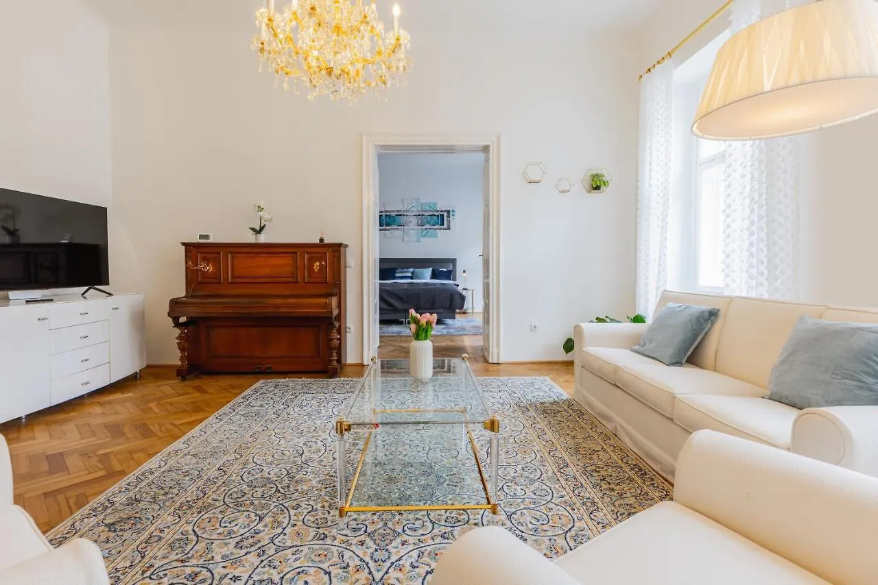 120 M2 4-Rooms Apartment In A City Center Vienna