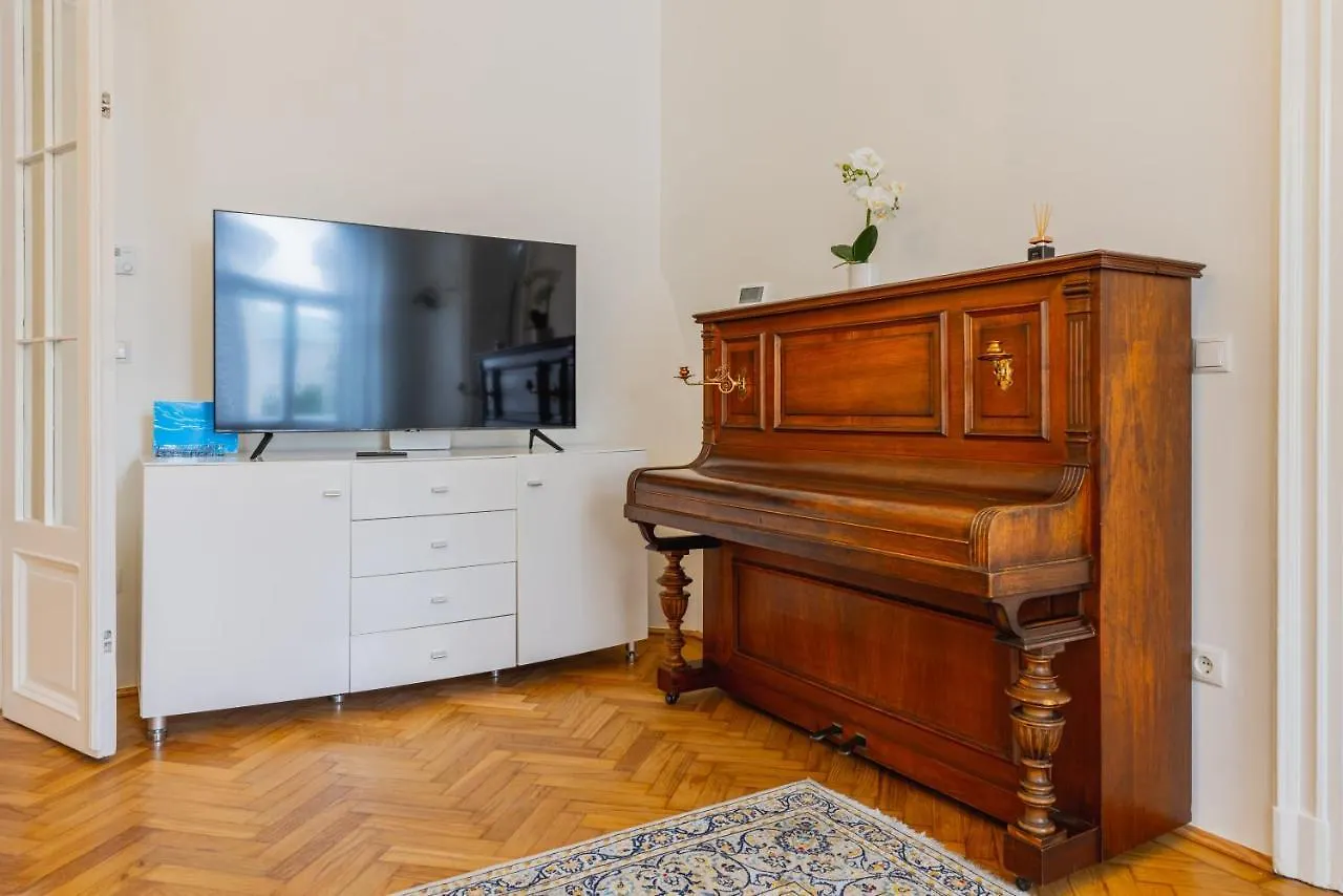 120 M2 4-Rooms Apartment In A City Center Vienna