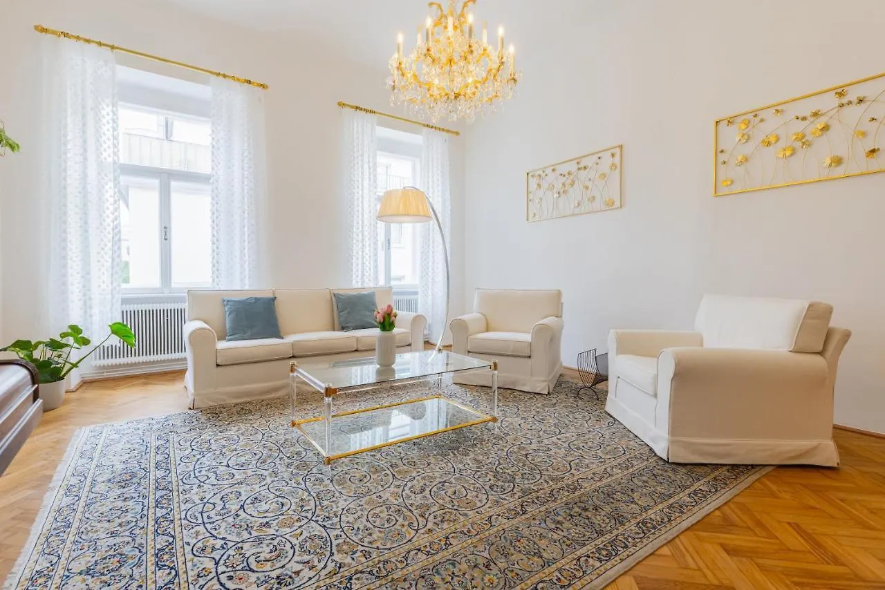 120 M2 4-Rooms Apartment In A City Center Vienna