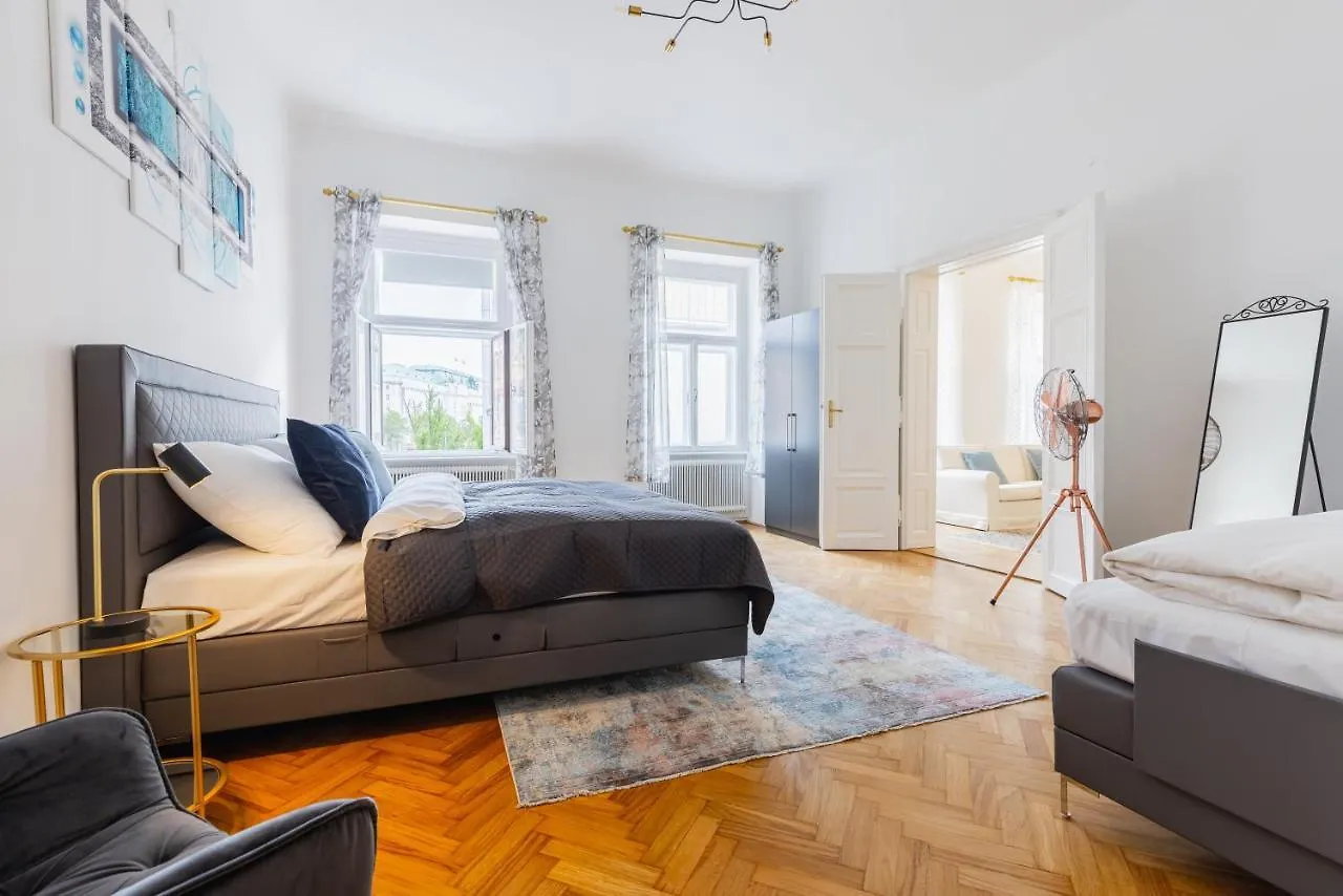 120 M2 4-Rooms Apartment In A City Center Vienna