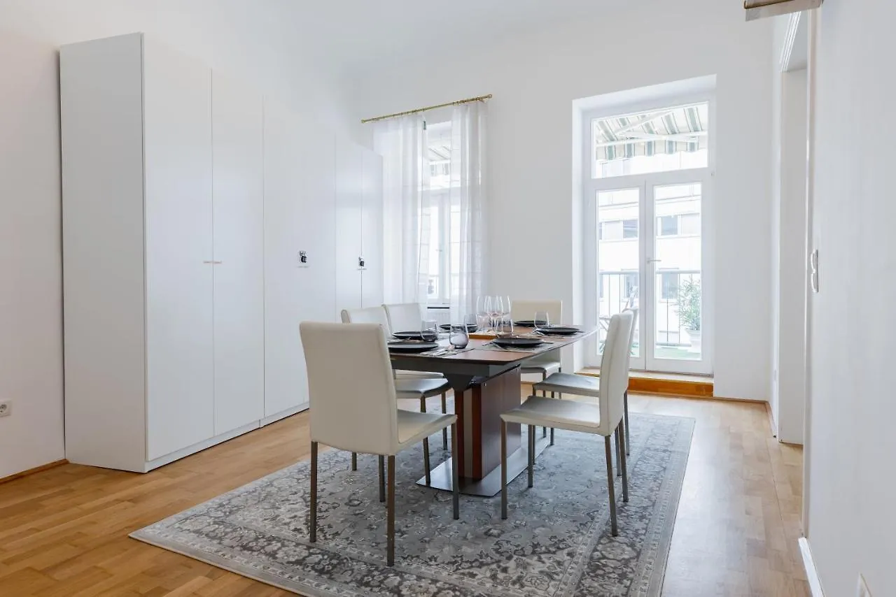 120 M2 4-Rooms Apartment In A City Center Vienna