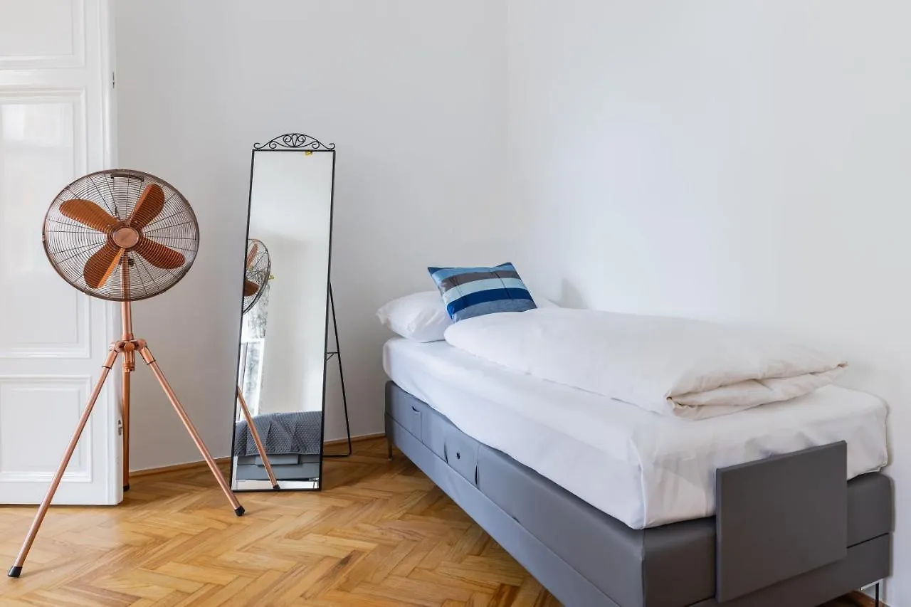 120 M2 4-Rooms Apartment In A City Center Vienna
