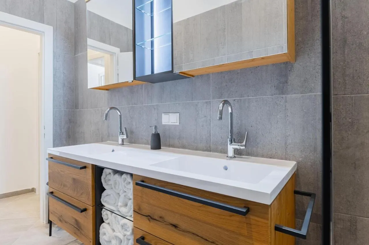 120 M2 4-Rooms Apartment In A City Center Vienna Austria