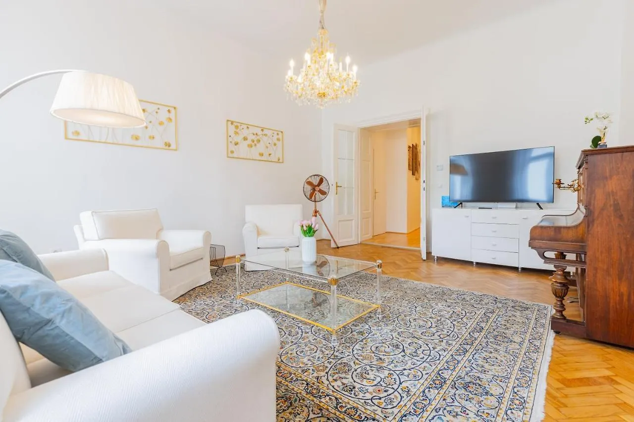 120 M2 4-Rooms Apartment In A City Center Vienna