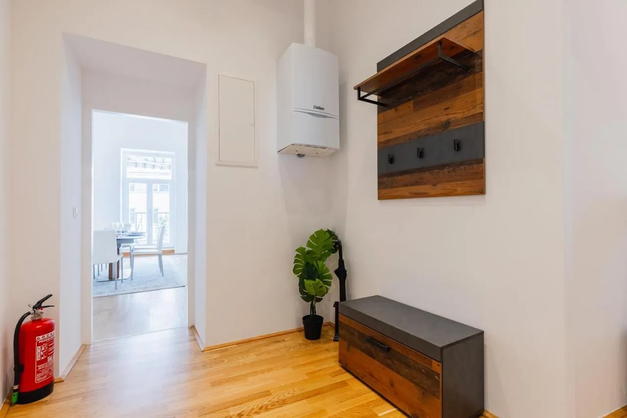 120 M2 4-Rooms Apartment In A City Center Vienna